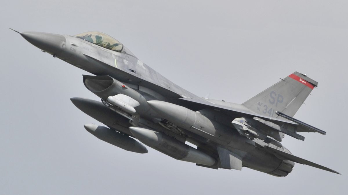 Británie a Nizozemsko chtějí koalici pro dodávky stíhaček F-16 Ukrajině. Dobrý start, kvitoval Zelenskyj