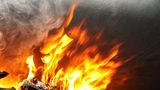 Hasiči v Sedlčanech bojují s požárem elektroodpadu