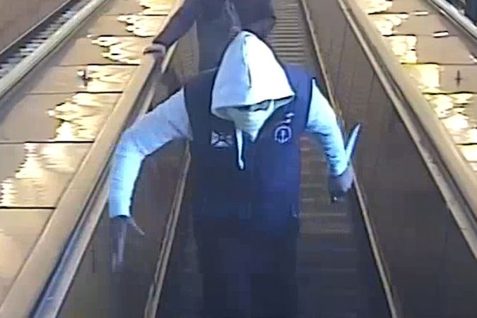  Muž hrozil v metru nožem