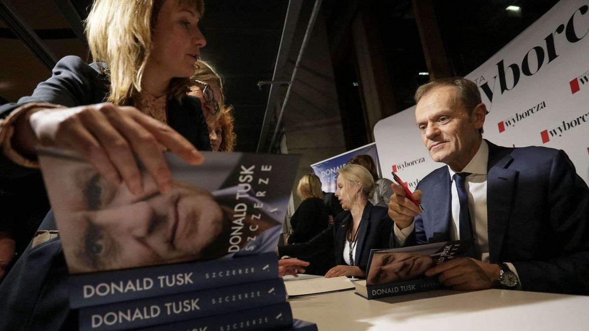 Donald Tusk podepisuje svou novou knihu ve Varšavě.