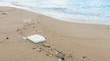 Starosta nechal vysypat tunu odpadků na pláž, aby měli dobrovolníci co uklízet