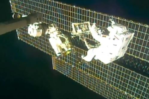 Záznam: Astronauti opravují vně ISS magnetický spektrometr, aby mohl dál pátrat po nepolapitelné temné hmotě a antihmotě