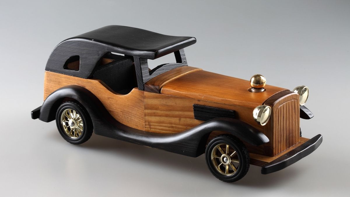Dřevěné auto Old Car s láhví 0,2 ltr. pod kapotou, která je fixována magnetem. Odklopením kapoty lze vyjmout láhev k používání, DT Glass ze Železného Brodu, od 399 Kč.