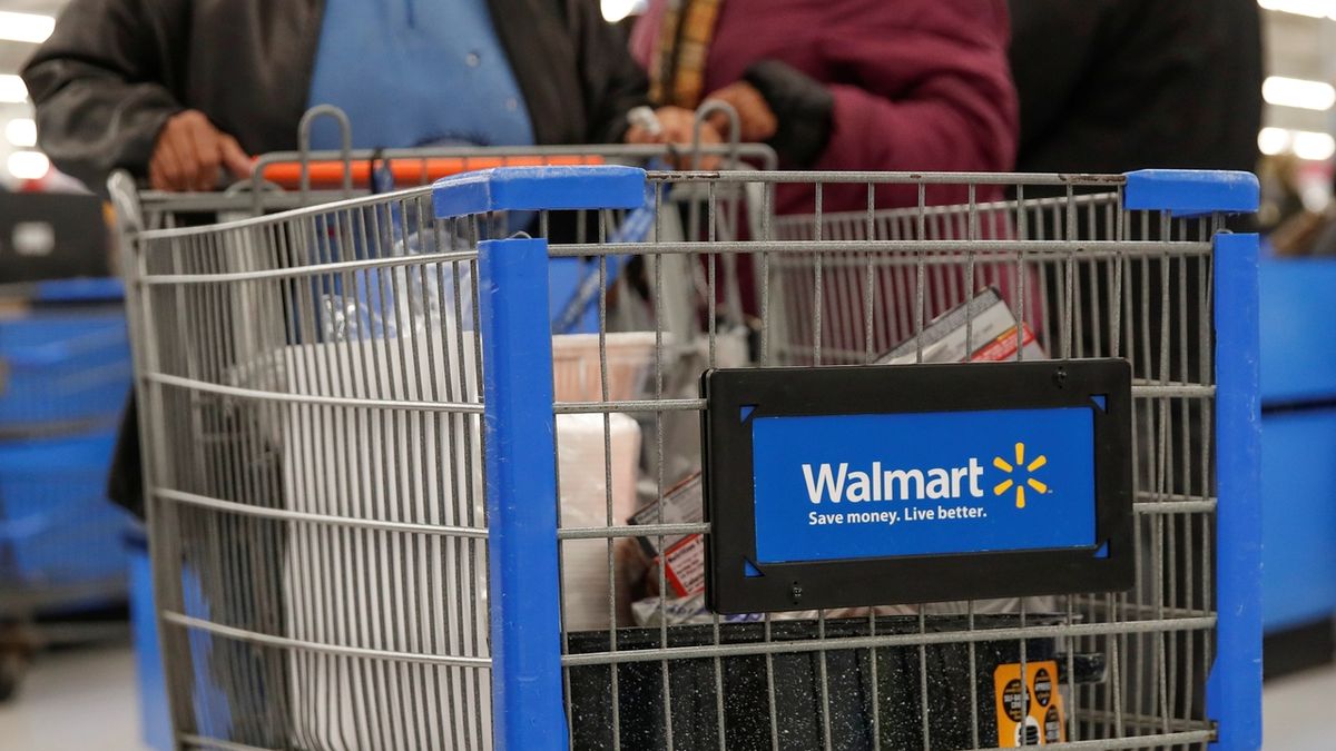 Walmart se omluvil za svetr Santa Clause s kokainem