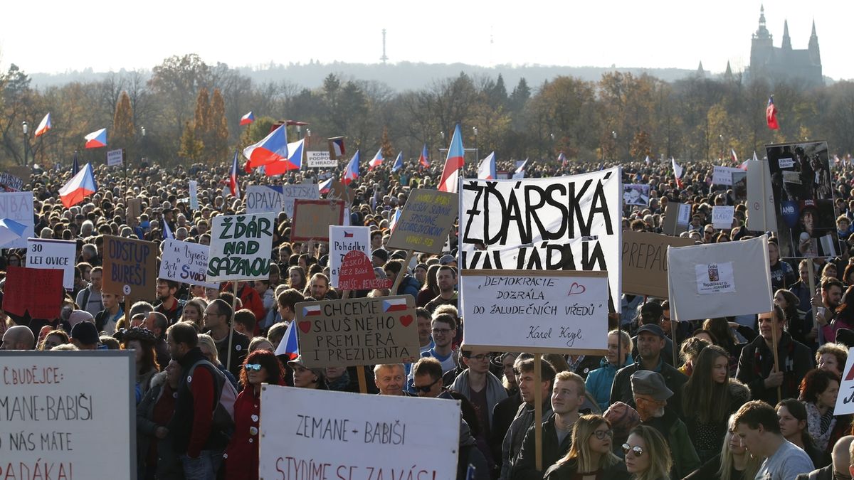 Listopadový protest na pražské Letné. 