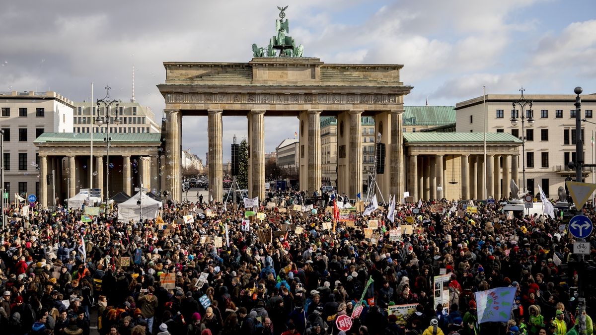 U Braniborské brány v Berlíně se sešlo kolem 50 tisíc lidí, kteří protestovali za ochranu klimatu.