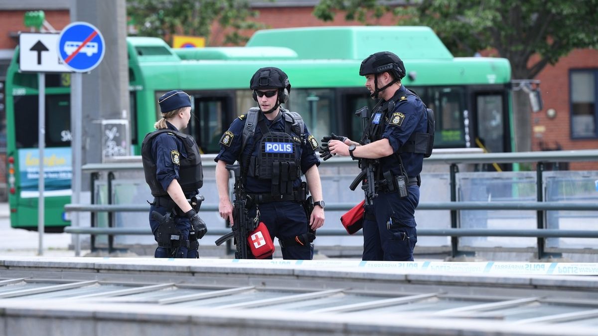 Policisté v Malmö hlídkují před nádražím, kde muž hrozil odpálením bomby