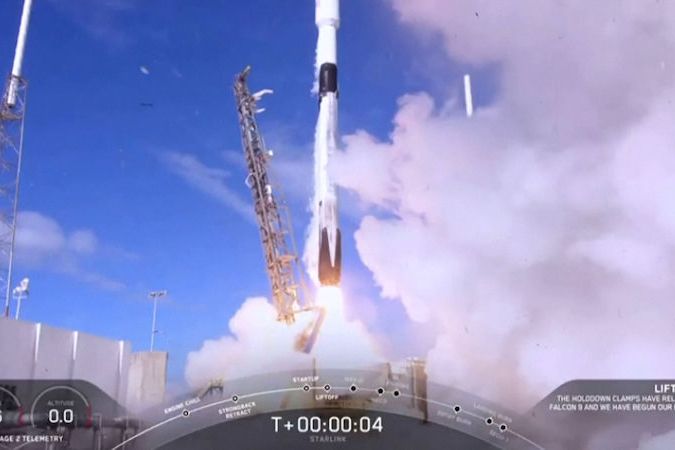 BEZ KOMENTÁŘE: SpaceX dostal na oběžnou dráhu dalších 60 družic sítě Starlink