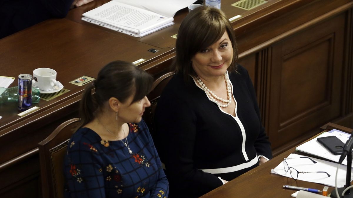 Miloslava Vostrá a Alena Schillerová 23. října 2019 na schůzi Poslanecké sněmovny, která začala projednávat návrh státního rozpočtu pro rok 2020.