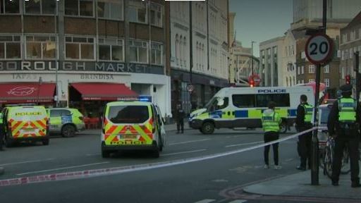 Teroristický útok na London Bridge má dvě oběti. Mrtvý je i útočník s nožem