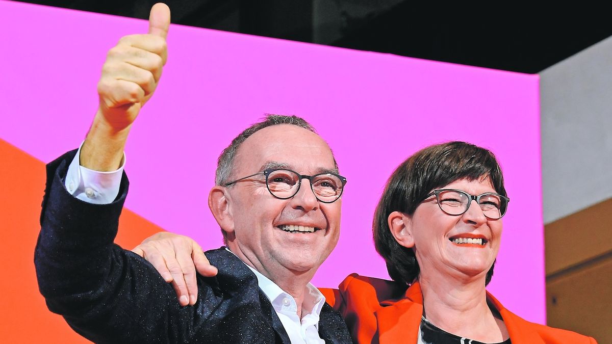 Saskia Eskenová a Norbert Walter-Borjans oslavují vítězství ve vnitrostranickém referendu.