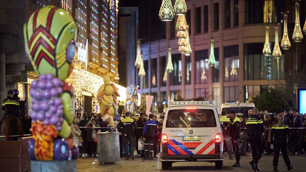 Policie na Dna haagském nákupním bulváru Grote Marktstraat
