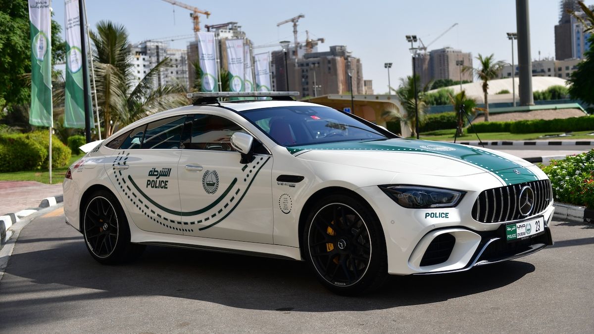 Policie v Dubaji dostala nový Mercedes AMG GT 63 S