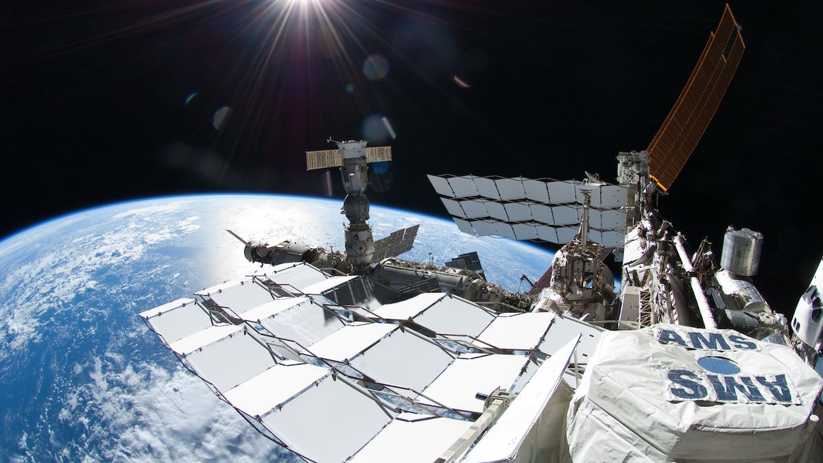 V popředí snímku je spektrometr Alpha (AMS) na oběžné dráze u ISS.