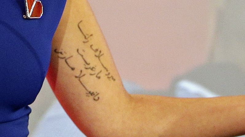 Arabské tetování na levé paži předsedkyně TOP 09 Markéty Pekarové Adamové