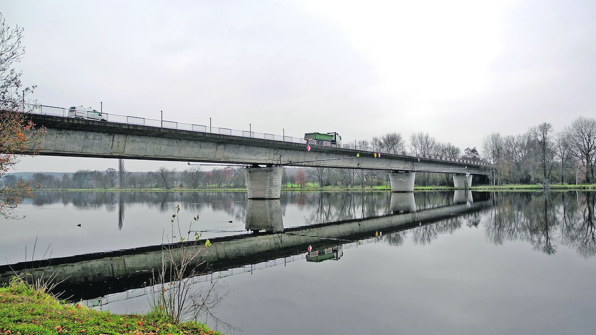 Most přes Labe ve Štětí.