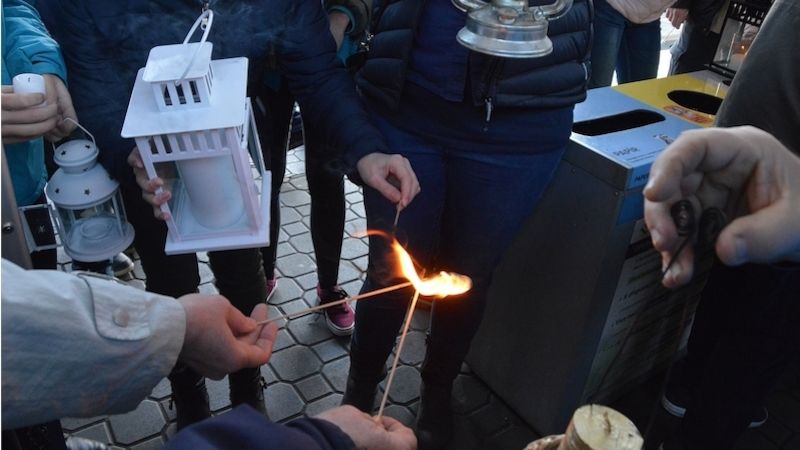 Nádraží Ostrava - Svinov. Skauti si předávají plamínek Betlémského světla.