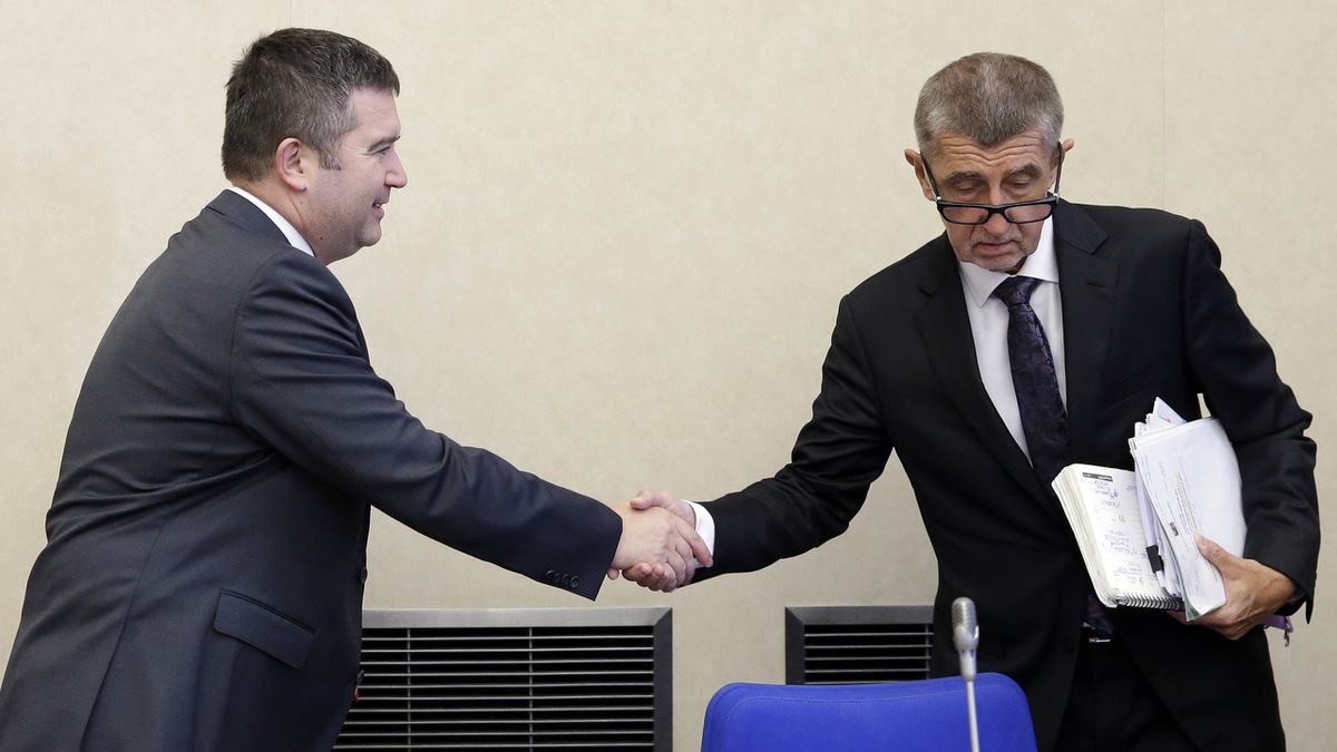 Ministr vnitra Jan Hamáček (ČSSD) se zdraví s premiérem Andrejem Babišem (ANO) 