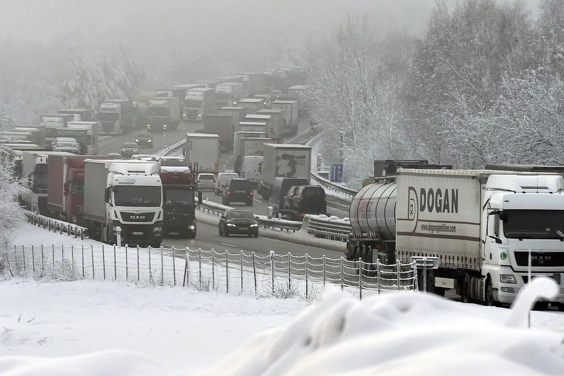 Hustý provoz na dálnici D1 v prosinci 2018 poblíž obce Jiřice mezi Humpolcem a Koberovicemi na Pelhřimovsku. 