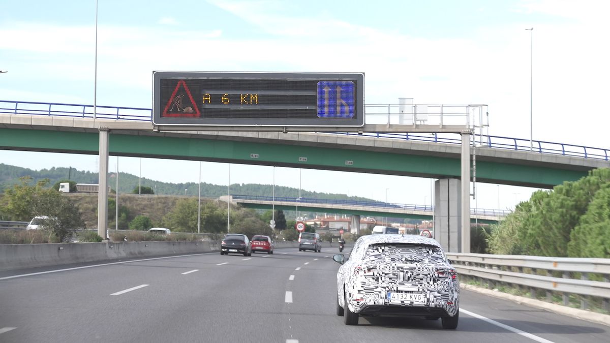 Seat Leon nové generace, prototyp čte i varovné vzkazy na dálnicích.