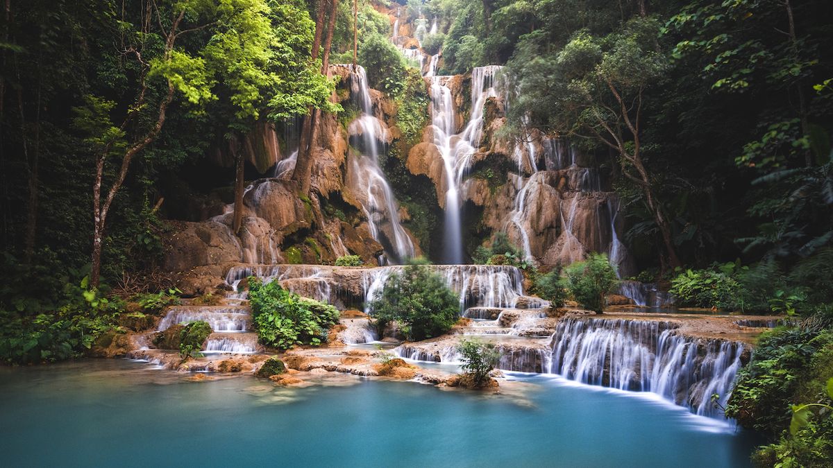 Jihovýchodní Asie je ideálním místem pro první cesty, které si budete plánovat sami. Když seženete levnou letenku, náklady na místě jsou velmi příznivé. Na snímku vodopády Kuang-si v Laosu.
