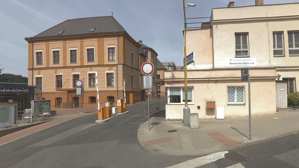 Banální zákrok v děčínské nemocnici udělal ze seniora mrzáka. Sestra jde k soudu