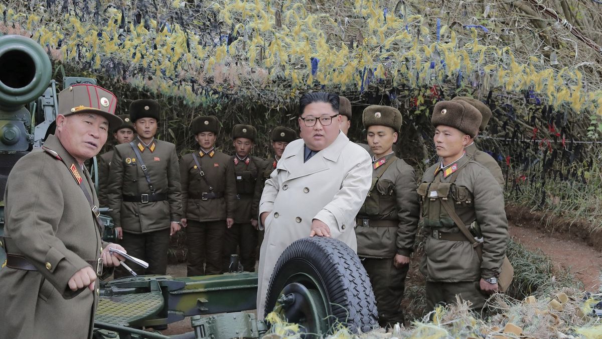 Severokorejský předseda Kim Čong-un na pondělní návštěvě u dělostřelců