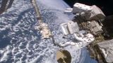 Astronauti úspěšně pokračovali v opravě magnetického detektoru záření u ISS