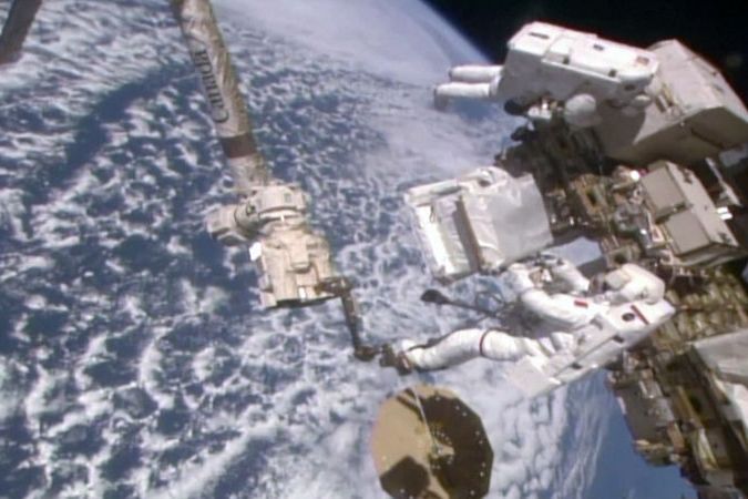 BEZ KOMENTÁŘE: Astronauti pokračovali v opravě magnetického spektrometru vně ISS