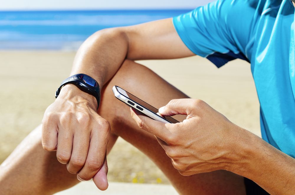 Chytré hodinky, náramky i váhy jsou propojeny s aplikací v mobilním telefonu.