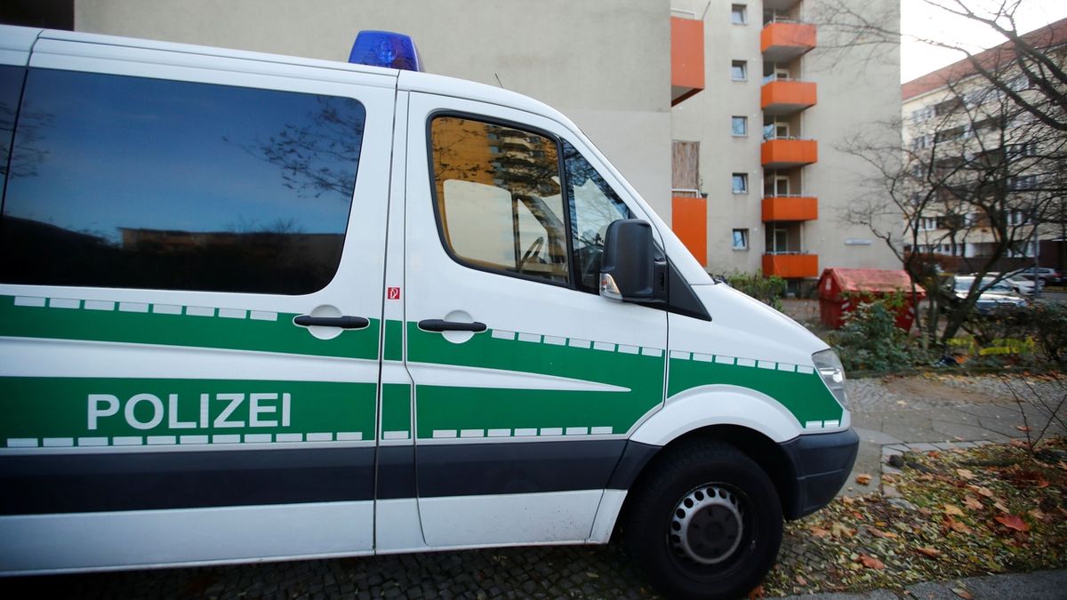 Kašlající řidič způsobil v Německu kuriózní nehodu, zničil sedm aut
