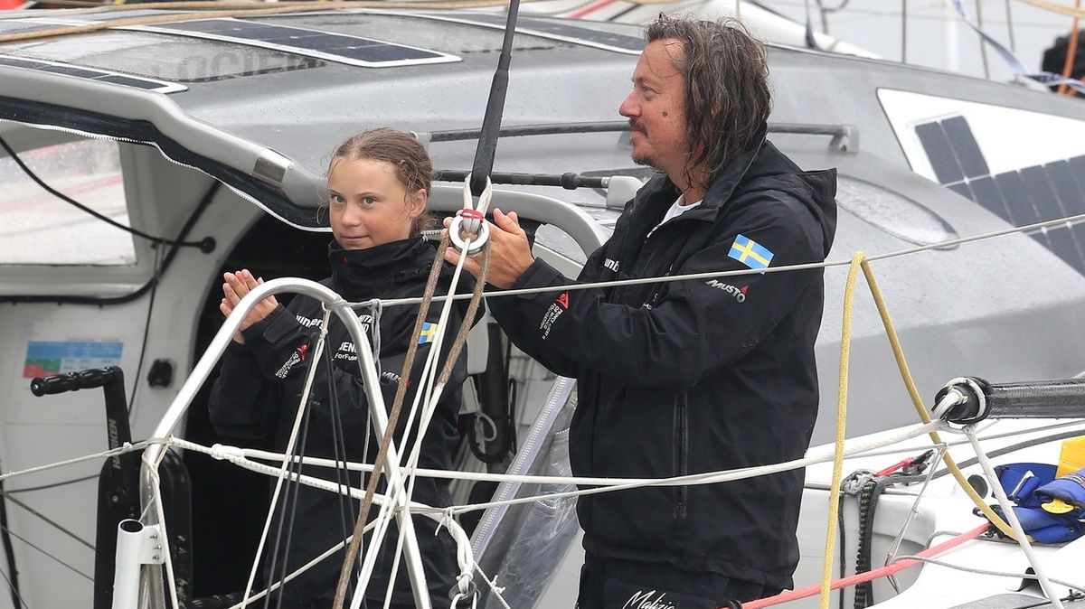 Greta Thunbergová se svým otcem Svantem na lodi