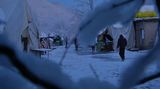 Migranti uvízli v bosenském táboře a hrozí jim umrznutí. Vláda neví, co s nimi