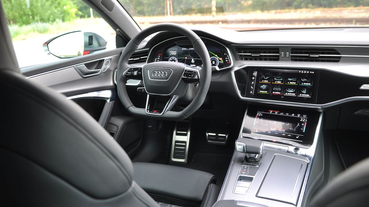 Audi S7 reprezentuje interiéry nových velkých Audi se třemi velkými displeji.
