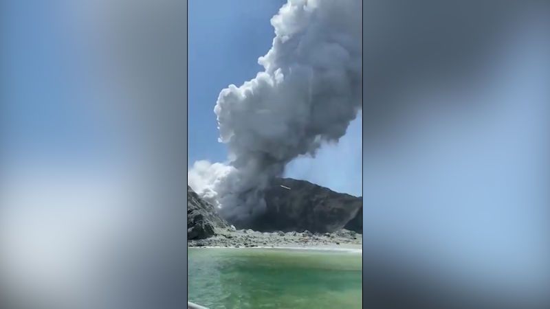 Potápěči hledají u ostrova těla obětí sopečné erupce