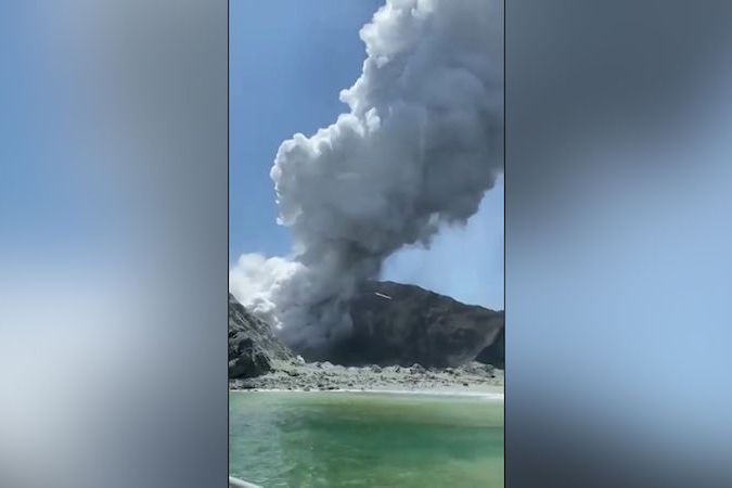 BEZ KOMENTÁŘE: Novozélandská sopka vybuchla, když u ní byli turisté