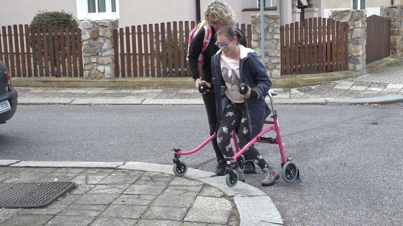 Noemi používá chodítko jen k rehabilitacím, jinak se pohybuje na vozíčku.