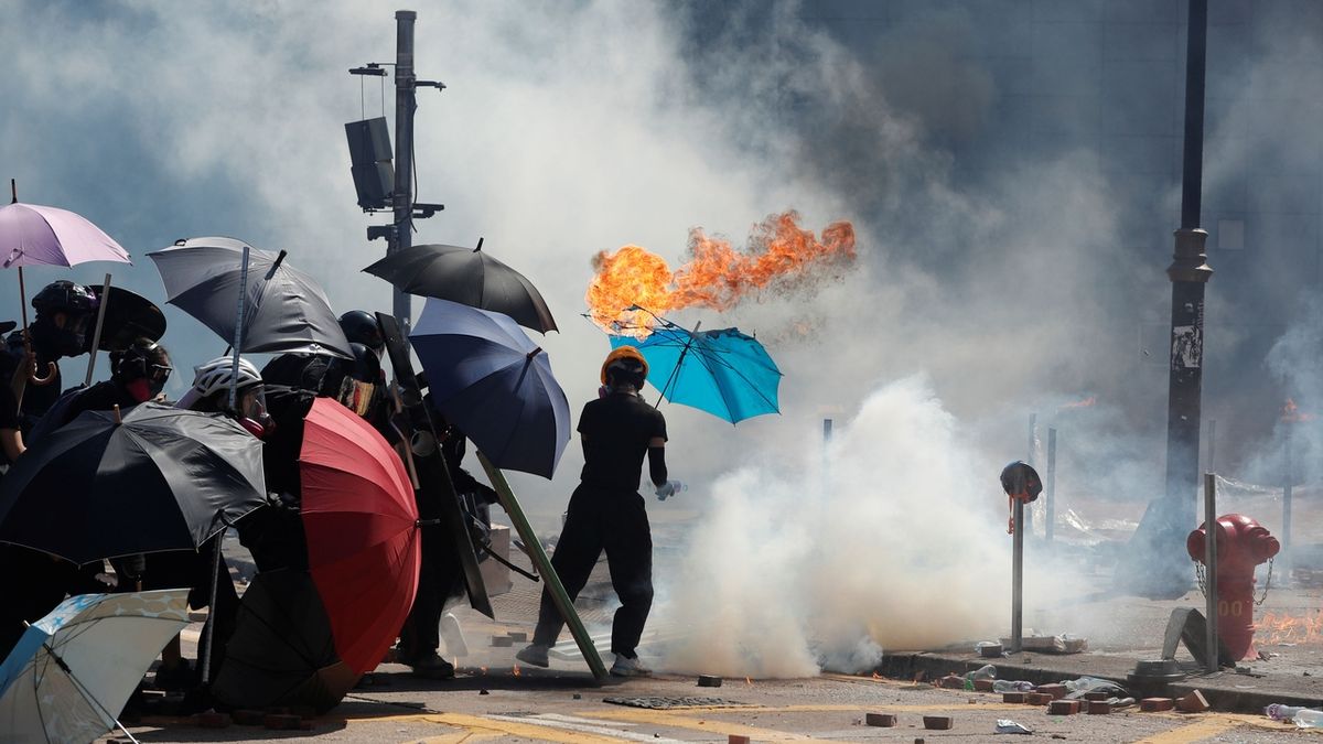Hongkongská policie použila proti protestujícím opět slzný plyn