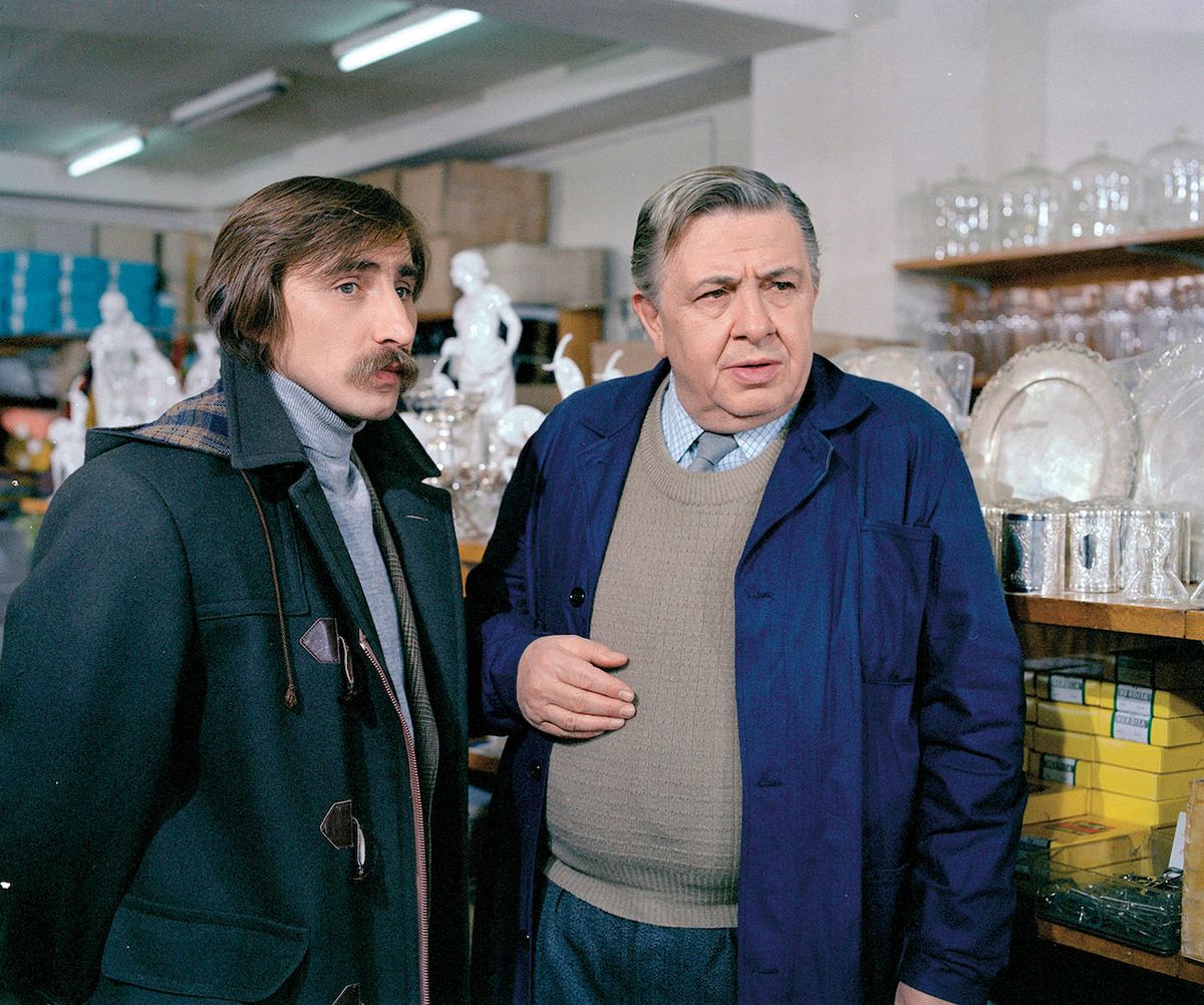 Diváckou oblibu si získal jako žoviální kriminalista Kamil v seriálu Malý pitaval z velkého města (1982). Na snímku s Čestmírem Řandou.