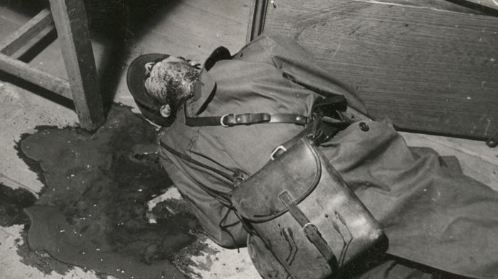 Strážmistr Jaroslav Honzátko leží v kaluži krve na policejní stanici v Čelákovicích. Mrtvého jej objevili svědci nad ránem.