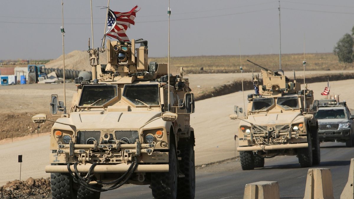 Konvoj americké armády na cestě do Iráku.