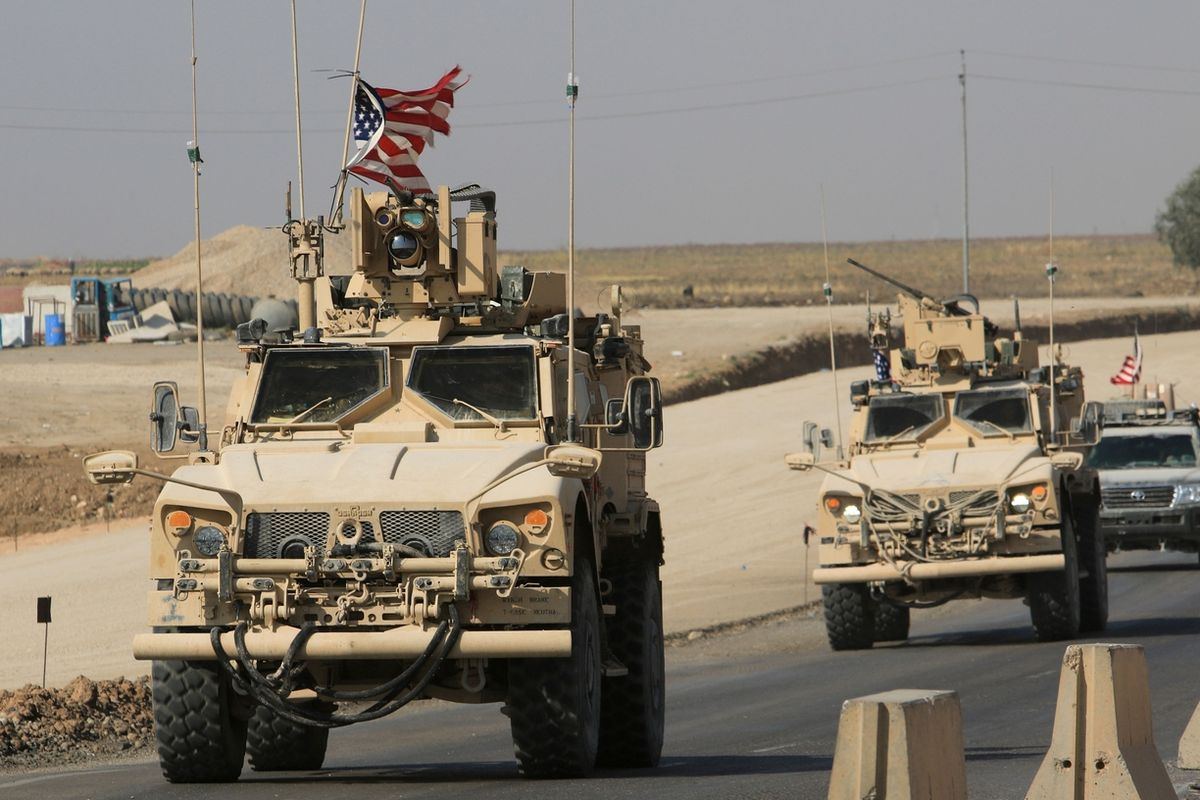 Konvoj americké armády se stahuje ze severu Sýrie a míří do Iráku.