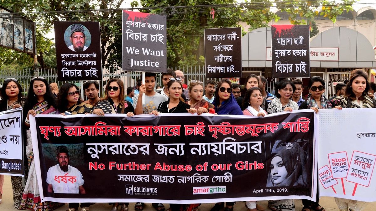 Upálení studentky vyvolalo v Bangladéši rozsáhlé protesty.