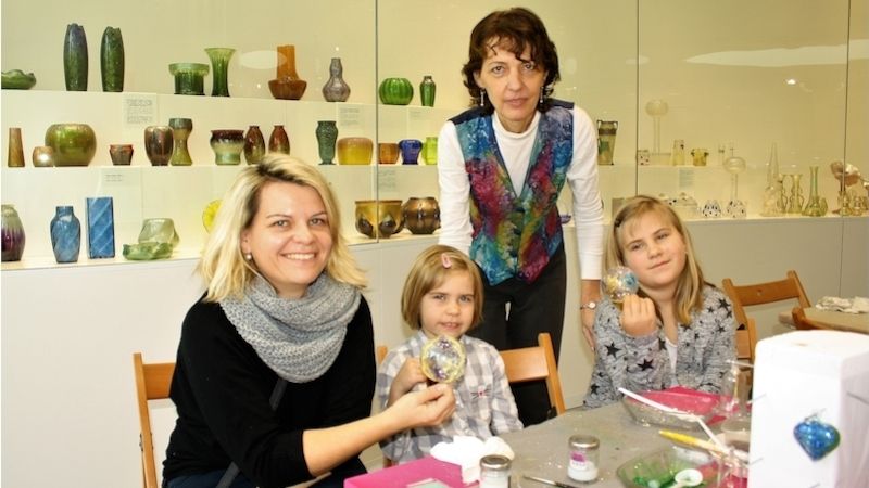 Do Pavilonu skla si přišly namalovat originální vánoční ozdobu i Dagmar Schneedörflerová se svými dcerami. Na snímku s lektorkou Janou Lojdovou 
