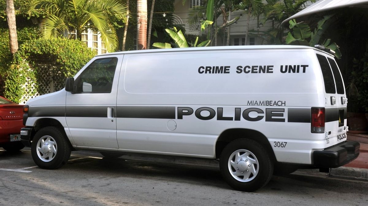 V domě na Floridě našli policisté tři zastřelené lidi, zachránili čtyři děti