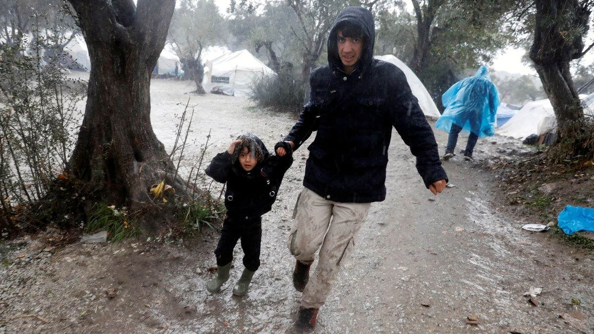 Muž s dítětem v uprchlickém táboře na řeckém ostrově Lesbos. Ilustrační foto