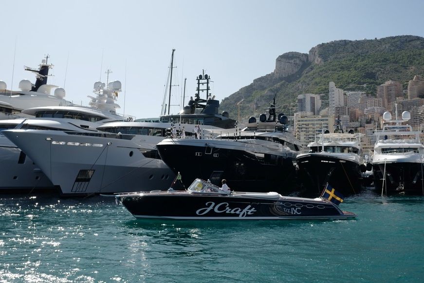 Do Monaka zavítaly luxusní jachty.