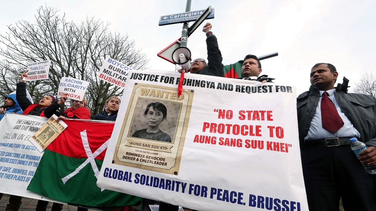 Demonstrace proti Su Ťij v Haagu