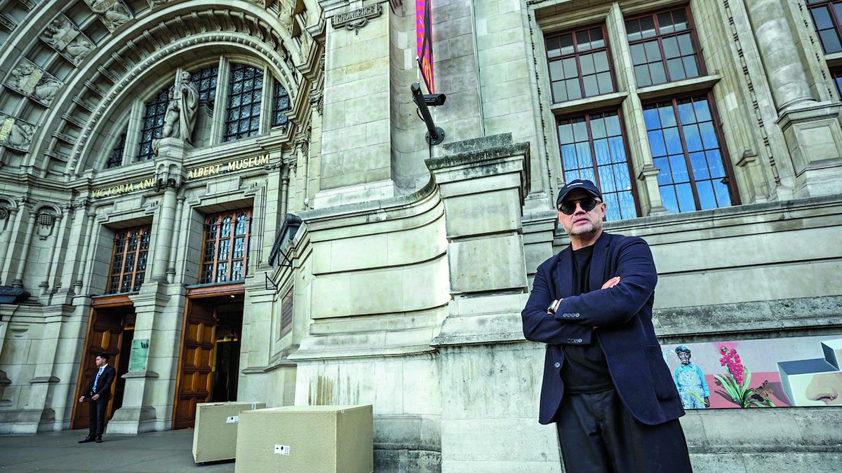 Životní milník. Rony Plesl před londýnským Victoria and Albert Museum, kde instaloval své dílo.