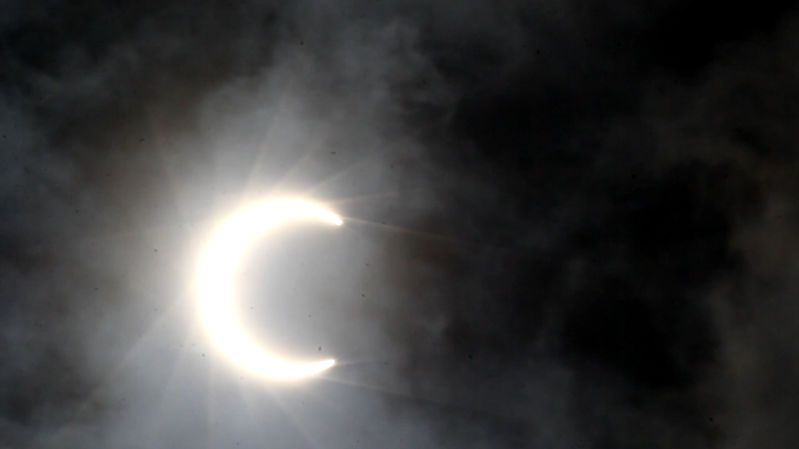 Na obloze se objevil ohnivý kruh, lidé pozorovali prstencové zatmění Slunce